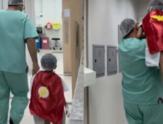 Médico brasileiro que veste crianças de super-heróis